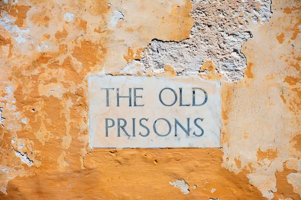 El cartel de las Prisiones Antiguas incrustado en un muro de edificios dentro de la ciudadela, Victoria, Gozo, Malta . —  Fotos de Stock