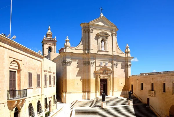 Erhöhte Ansicht der Kathedrale innerhalb der Zitadelle mit dem Gerichtsgebäude auf der linken Seite, Viktoria, Gozo, Malta — Stockfoto