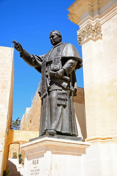 Staty av Papa Rickard Ix framför katedralen citadell i Cathedral Square, Victoria, Gozo, Malta. — Stockfoto