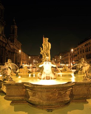 Fontana del Moro Piazza Navona adlı gece, Roma, İtalya.