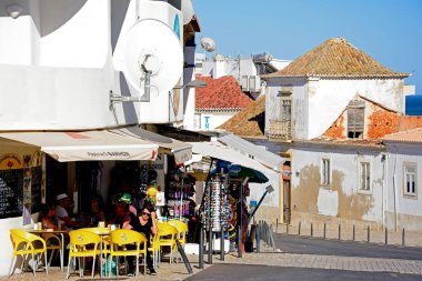 Turist turist mağazaları arka eski şehir, Albufeira, Portekiz ile bir barda rahatlatıcı.