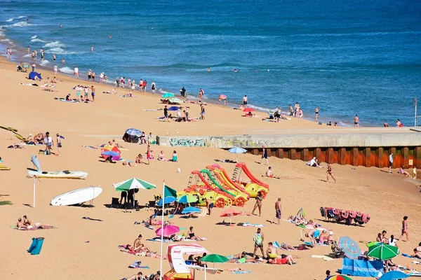 Pohled na pláž s turisty těší nastavení, Albufeira, Portugalsko. — Stock fotografie