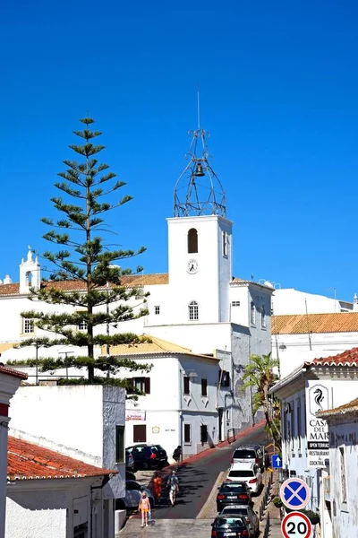 Yükseltilmiş alışveriş caddesi arka, Albufeira, Portekiz için bir kilise ile eski bir şehir görünümünü. — Stok fotoğraf