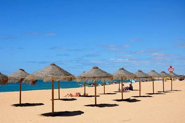 Turistas relajados en la playa con vistas al Océano Atlántico, Vilamoura, Portugal . — Foto de Stock