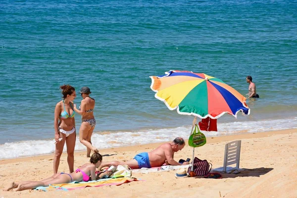 Familia relajándose en el borde de la playa con vistas al Océano Atlántico, Vilamoura, Portugal . — Foto de Stock