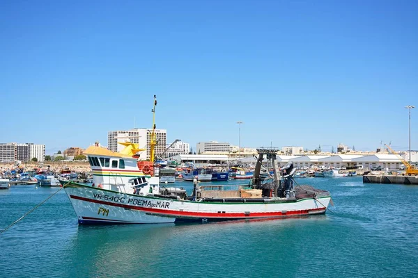 Arrastrero de pesca tradicional portugués amarrado en el puerto de Vilamoura, Portugal . —  Fotos de Stock