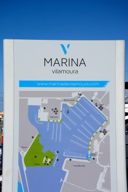 Vilamoura marina planı işareti Vilamoura, Algarve, Portekiz waterfornt boyunca.