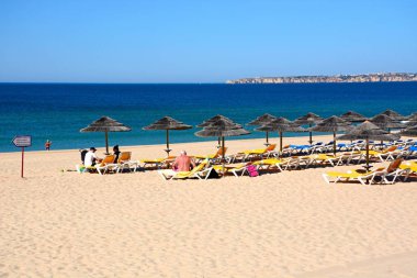 Turistler doğru kıyı şeridi, Alvor, Algarve, Portekiz ve Atlantik okyanus manzaralı kumlu sahilde rahatlatıcı.