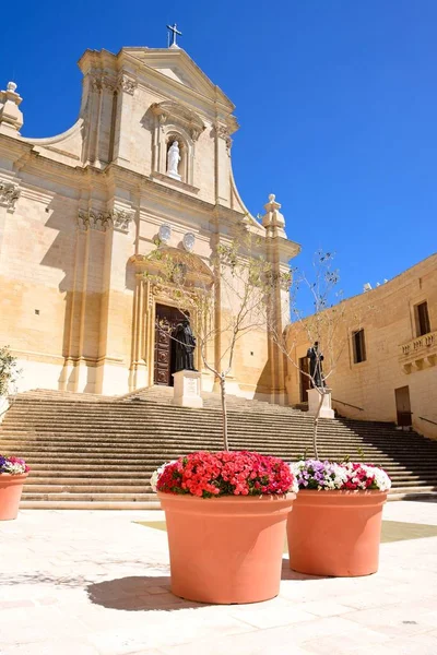 Πρόσοψη του καθεδρικού ναού μέσα την Ακρόπολη στην πλατεία του καθεδρικού ναού, Ραμπάτ, Gozo, Μάλτα. — Φωτογραφία Αρχείου