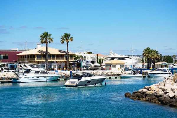 Barcos de lujo en el puerto deportivo con edificios en la parte trasera, Vilamoura, Algarve, Portugal . — Foto de Stock