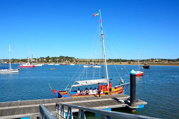 Turistas a bordo de un yate de madera en el estuario, Alvor, Algarve, Portugal . — Foto de Stock