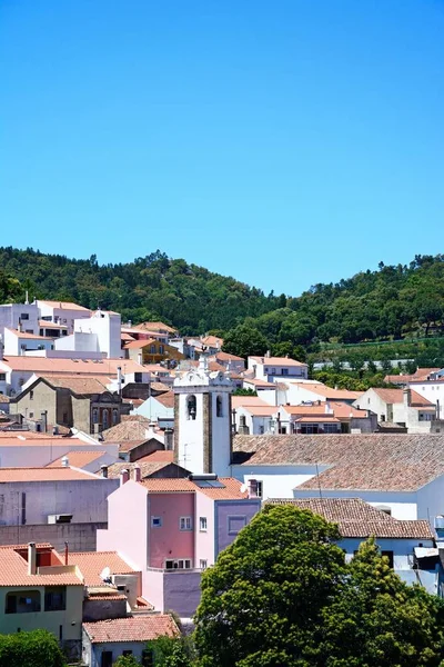 Vista elevada del pueblo con la iglesia al centro, Monchique, Algarve, Portugal . —  Fotos de Stock