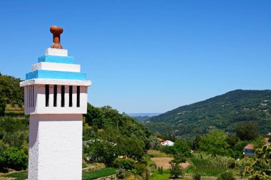 Geleneksel Portuese baca Monchique dağlar, Monchique, Algarve, Portekiz karşısında Manzaralı.