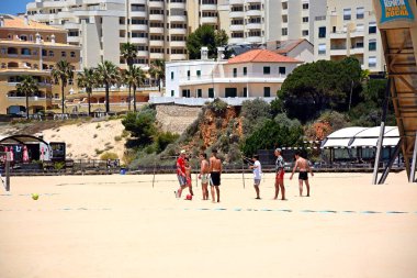 Plaj, Portimao, Algarve, Portekiz futbol oynayan genç erkek grup.
