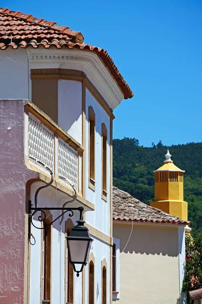 Oldukça Portekizce townhouse ve baca eski şehir, Monchique, Algarve, Portekiz. — Stok fotoğraf