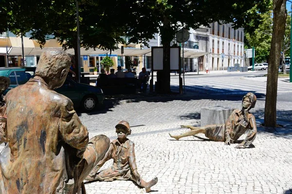 Statues modernes d'art de rue dans le centre-ville, Monchique, Algarve, Portugal . — Photo