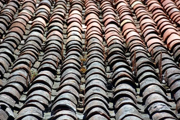 Techo tradicional portugués de baldosas en el casco antiguo, Monchique . — Foto de Stock