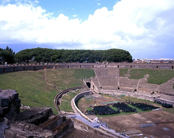 Элементарный вид на руины Римского театра с современными зданиями сзади, Помпи, Италия . — стоковое фото