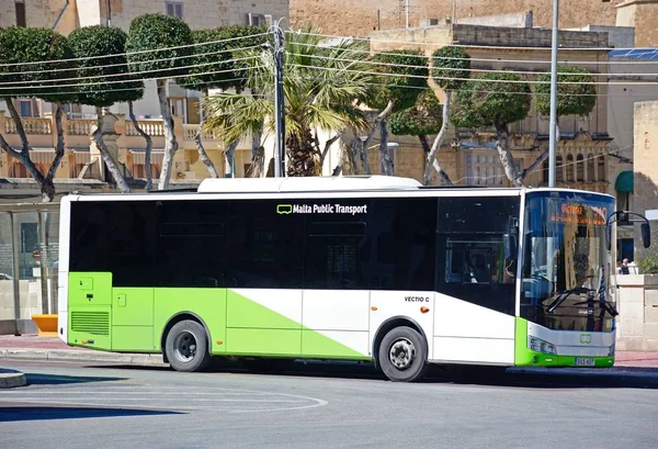 Groene en witte Malta openbaar vervoer bus in het havengebied, Victoria, Gozo, Malta. — Stockfoto