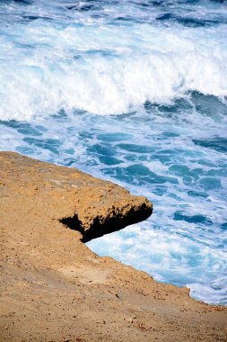 Sağlam kayalar denizin, Marsalforn, Gozo, Malta taşkın.