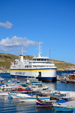 Balıkçı tekneleri Gozo feribot ile limanında demirlemiş arka, Mgarr, Gozo, Malta için limanda palamarla.