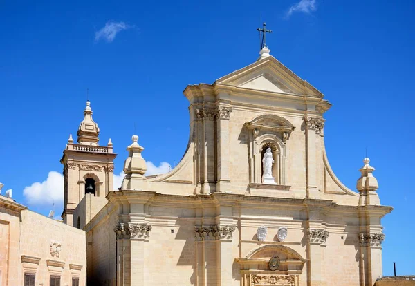 Vista frontal da Catedral dentro da cidadela na Praça da Catedral, Victoria, Gozo, Malta . — Fotografia de Stock