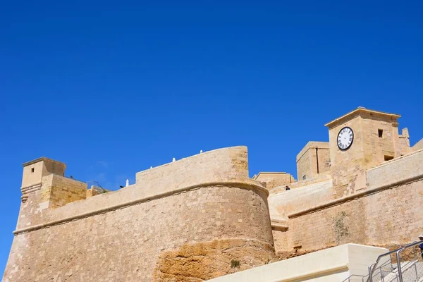 Budynki i Wieża zegarowa w Cytadeli, Victoria, Gozo, Malta. — Zdjęcie stockowe