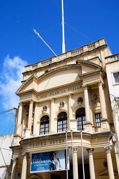 Vista del edificio del Teatro Astra a lo largo de Republic Street, Victoria, Gozo, Malta . —  Fotos de Stock