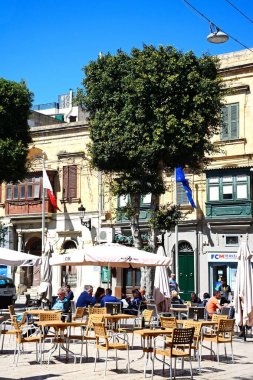 İnsanlar avement kafelerde bağımsızlık Meydanı, Victoria, Gozo, Malta, rahatlatıcı.