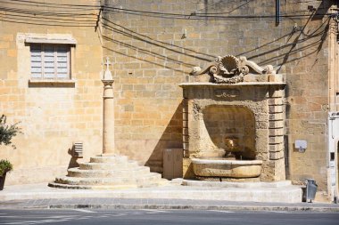 3 Nisan 2017 - taş çeşme Triq Repubblika, Triq Taht Putirjal ve Triq Il-Kapuccini, Victoria, Gozo kavşağında 1881 tarihli..