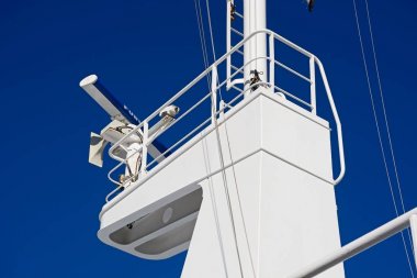 Gozo kanal çizgisinin feribot, Malta direği üzerinde radar konut.