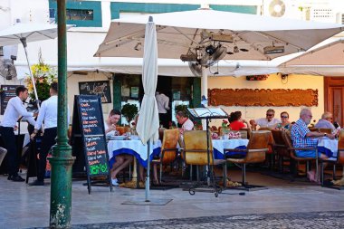 Turistler rahatlatıcı bir restoranda eski şehir, Albufeira, Portekiz.