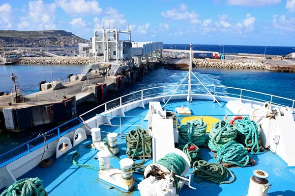Proa del ferry Malita Gozo Channel Line que sale del puerto, Malta — Foto de Stock