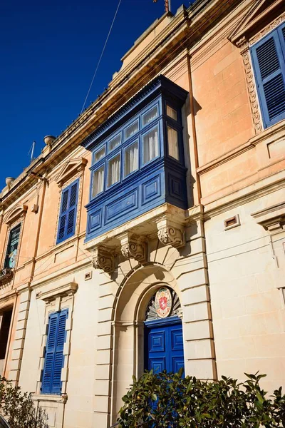 Edificio tradicional maltés con persianas y ventanas de madera azul en el centro de la ciudad, Mosta, Malta . —  Fotos de Stock