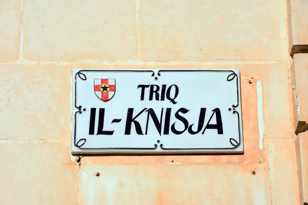 Triq il knisja Straßenschild im Stadtzentrum, mosta, malta. — Stockfoto