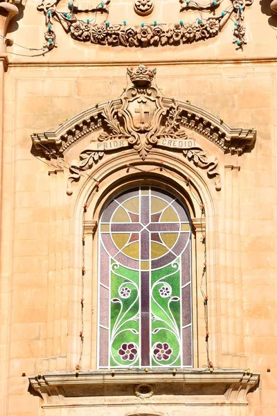Ornate stained glass window on the front of Naxxar Parish church, Naxxar, Malta. — Stock Photo, Image