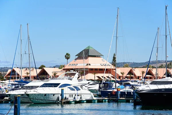 Pohled na jachty v přístavu s budovami dozadu, Vilamoura, Portugalsko. — Stock fotografie
