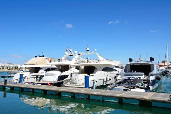 Barcos de lujo amarrados contra un pontón en el puerto deportivo, Vilamoura, Portugal . — Foto de Stock