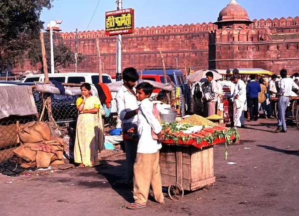 Придорожная овощная лавка и продавец за пределами Красного форта, Дели, Индия . — стоковое фото