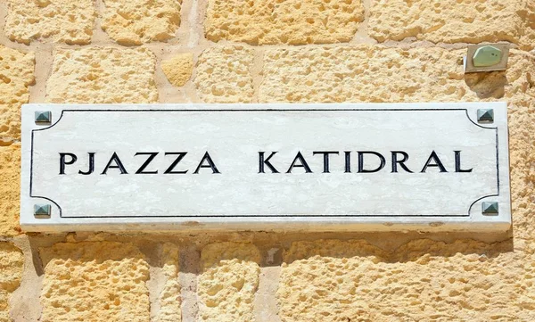 Segno Piazza Duomo scritto in maltese su un muro di un edificio all'interno della cittadella, Victoria, Gozo, Malta . — Foto Stock