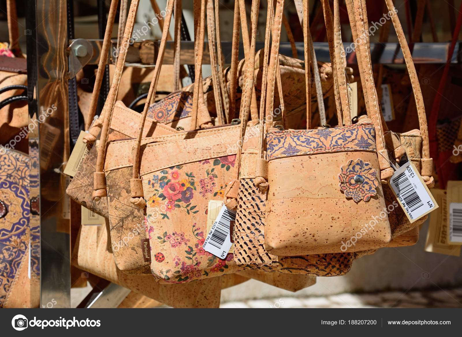 Portugisiske kork håndtasker til salg i en gammel bybutik, Lagos, Portugal – Redaktionelle stock-fotos © arenaphotouk #188207200