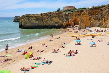 Turistler rahatlatıcı Praia da soliman.rwash plajda, Lagos, Portekiz.
