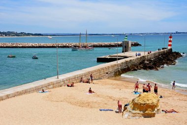 Praia da soliman.rwash plaj tekne arka, Lagos, Portekiz için tatilciler ile rahatlatıcı turist.