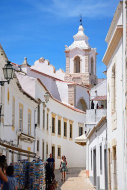 R Henrique Correia Da Silver Santo Antonio kilise çan kulesi eski şehir, Lagos, Portekiz doğru sokak boyunca görüntülemek.