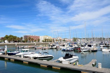 Tekneler ve yatlar görünümünü marina de Lagos içinde belgili tanımlık koyma, Lagos, Portekiz zevk insanlarla demirlemiş..