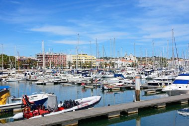 Tekneler ve yatlar demirli marina de Lagos, Lagos, Portekiz.