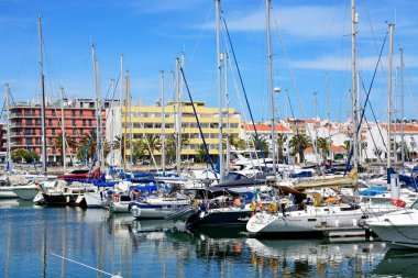 Tekneler ve yatlar demirli marina de Lagos, Lagos, Portekiz.