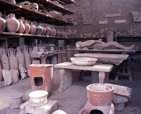 Roman artefacts in srorage, Pompeii, Italy. — Stock Photo, Image