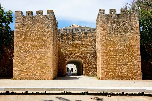 Vista do arco de entrada do Castelo dos Governadores, Lagos, Portugal . — Fotografia de Stock