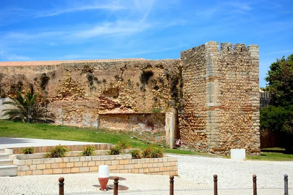 Vue d'une partie du château des gouverneurs avec la tour à droite, Lagos, Portugal . — Photo